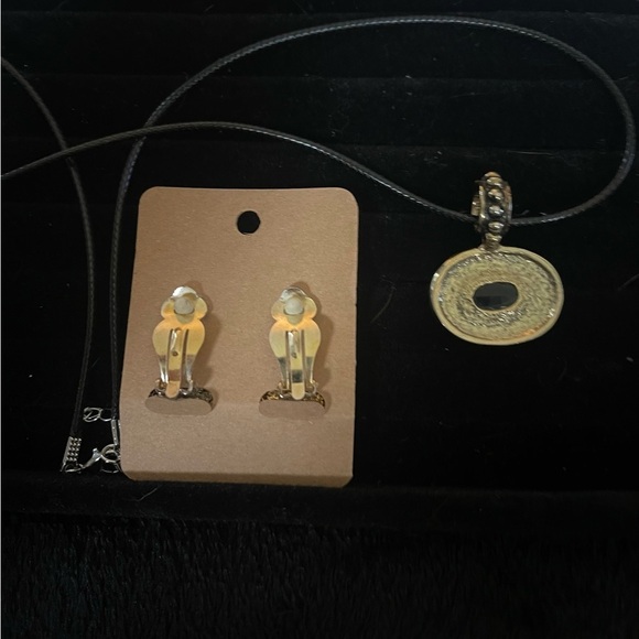 Vintage Classic Black and Gold Set with clip-on earrings and matching pendant - Picture 5 of 6